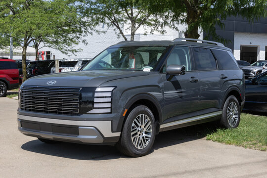 Hyundai Palisade SEL 7P AWD SUV display at a dealership. Hyundai offers the Palisade with a 3.5L V6 engine. MY:2026