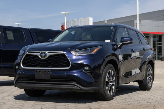 Used Toyota Highlander at a dealership. With pricing concerns, Toyota is buying preowned cars to meet demand. MY:2021