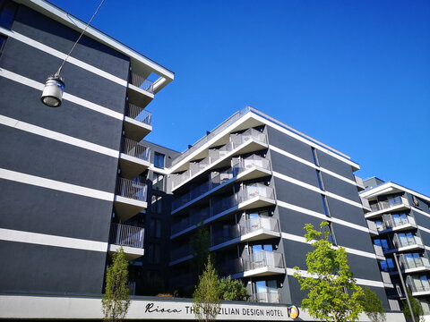 Rioca Hafeninsel Posto 8, The Brazilian Design Hotel, vor blauem Himmel im Sonnenschein am 27.05.2026 am ehemaligen Hafen in Offenbach am Main in Hessen