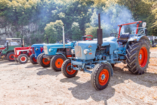 Alte Eicher Traktoren mit laufenden Motoren auf einer Ausstellung in Schuld, Deutschland, 23.05.2026