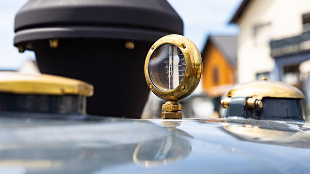 Analoge Temperaturanzeige auf der Motorhaube eines alten Traktors