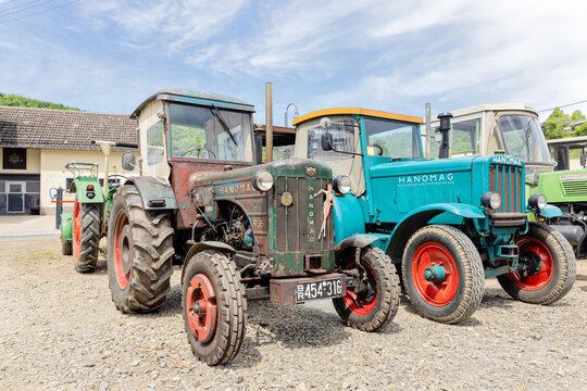 Zwei alte Hanomag Traktoren auf einer Ausstellung in Schuld, Deutschland, 23.05.2026