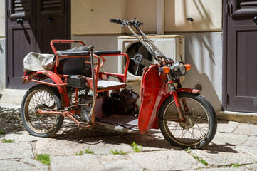 Fototapeta premium Vintage red utility trike