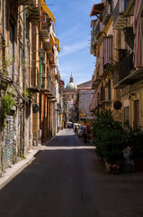 Fototapeta premium Narrow Street Leading to Dome