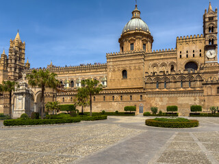 Fototapeta premium Exploring the Historic Palermo Cathedral