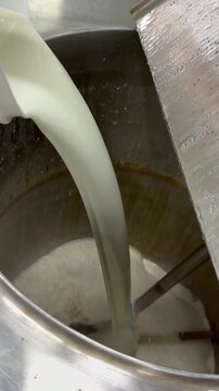 vertiendo crema de leche en mezcladora helado