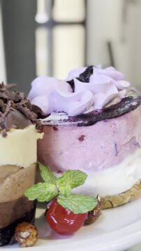 TORTAS INDIVIDUALES, TRES MOUSSES DE CHOCOLATE Y CHEESE CAKE DE FRUTOS ROJOS