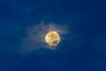 Obraz premium Full moon in the night sky with clouds