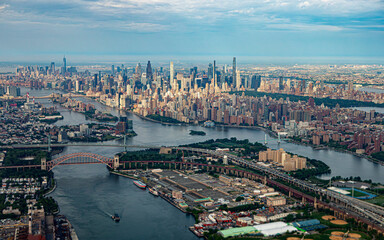 Obraz premium On a Crisp Morning over NY City