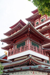 Obraz premium Traditional Chinese temple architecture with red pagoda roof in Singapore