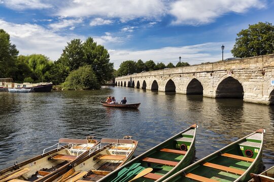 Rowboats on the River Avon, Clopton Bridge, Stratford-upon-Avon, Warwickshire, England, United Kingdom