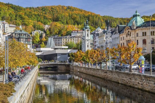 Tepla River in the town centre with the spa colonnade and the Church of St. Mary Magdalene in autumn, Karlovy Vary, West Bohemian Spa Triangle, Karlovy Vary Region, Bohemia, Czech Republic, Unesco World Heritage Site