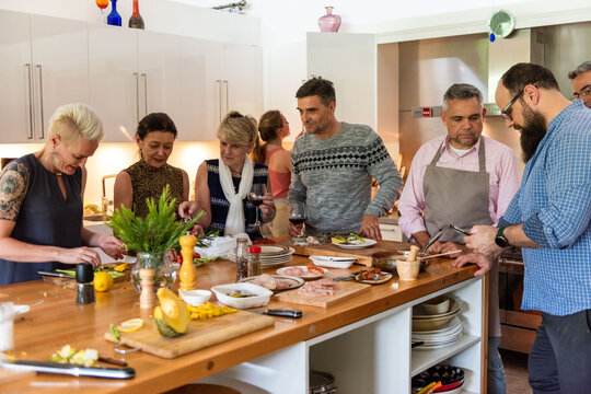Group cooking class experience photo