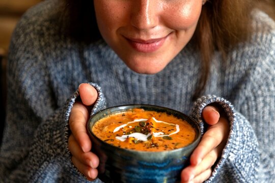 Cozy soup moment captured beautifully.