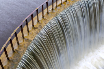 Long exposure of water cascading over dam spillway © Jorens