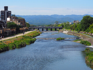 新緑の京都　四条大橋から北方面の風景 © marinchan
