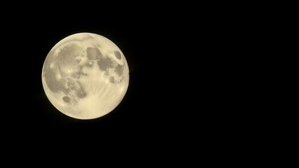 Obraz premium Detailed full moon against a dark sky, showcasing the lunar surface in high contrast.