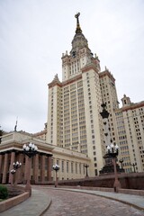 Obraz premium Front view of the grand Main Building of Moscow State University (MSU) with a distinctive spire, showcasing Soviet architecture