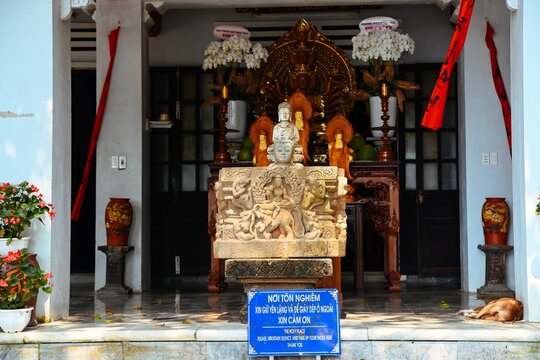 DA NANG, VIETNAM - APRIL 15, 2026: Intricate carved stone altar with Buddha statues at Linh Ung Pagoda in the Marble Mountains, Da Nang, Vietnam