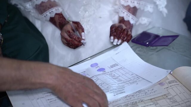  Pakistani Muslim bridal sign wedding contract, woman in traditional clothing store	