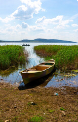 Obraz premium Lake Eber, located within the borders of Afyonkarahisar, is the 12th largest lake in Türkiye. Its deepest point is 21 meters.