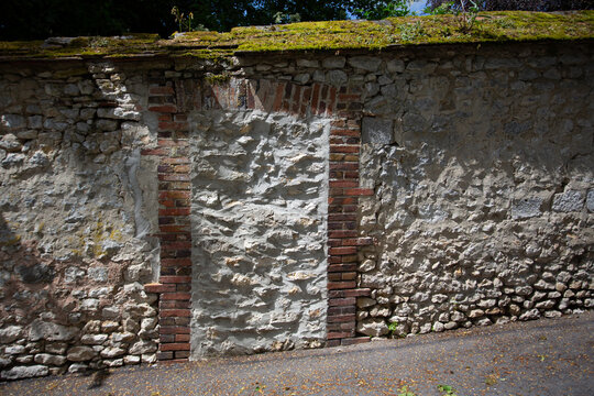 Porte d'entr&eacute;e d'un enceinte mur&eacute;e sur un mur de propri&eacute;t&eacute;