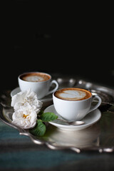 Cappuccino w białych filiżankach na tacy z różami © alicjakoll