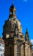 Fototapeta premium Die Frauenkirche in Dresden mit blauem Himmel im Hintergrund