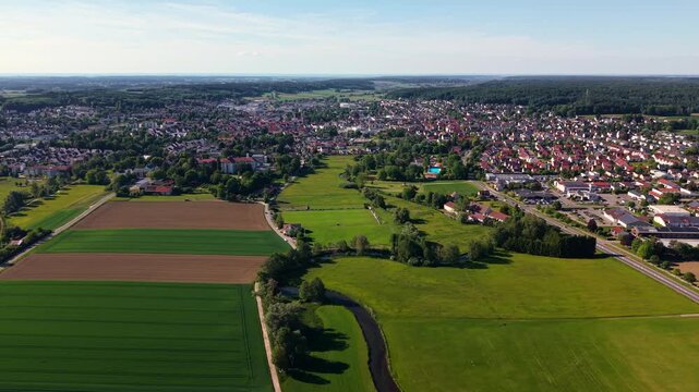 Luftaufnahme und Panoromablick aus der Luft ueber Krumbach. Drohnenflug ueber die schwaebische Natur, Haeuser und Wohngebiete in Bayern, Deutschland. Aerial footage of the skyline of Krumbach, Bavaria