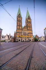 Obraz premium Bremen by night, with glowing streets, historic facades, and reflections creating a peaceful urban atmosphere in the heart of northern Germany.