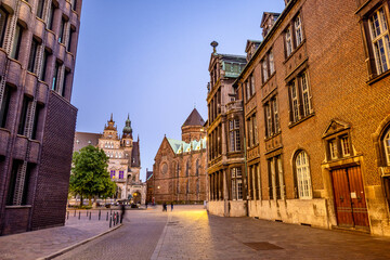 Obraz premium Bremen by night, with glowing streets, historic facades, and reflections creating a peaceful urban atmosphere in the heart of northern Germany.