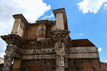 Obraz premium Ancient Roman Architectural Ruins Under Blue Sky