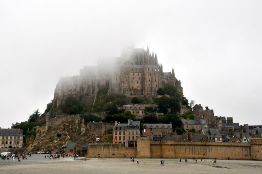 Der ber&uuml;hmte historische Mont St. Michel mit der Spitze im Nebel