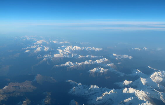 Survol de la chaine des Pyr&eacute;n&eacute;es en hiver couverte de neige