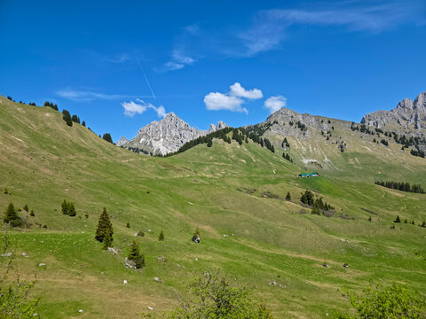Austria, Picturesque mountain trail beside snowy alpine fields guiding hikers toward welcoming mountain hut scenery on hahnenkamm