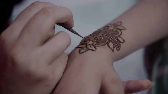 Beautiful mehendi design in the hands of a bengali girl   