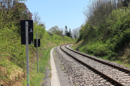 Bahnstrecke zwischen Weil der Stadt und Calw an einem Bahn&uuml;bergang