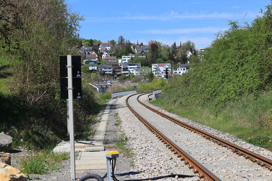 Bahnstrecke zwischen Weil der Stadt und Calw an einem Bahn&uuml;bergang