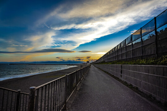 夕暮れの湘南海岸のサイクリングロード（辻堂～茅ヶ崎辺り）