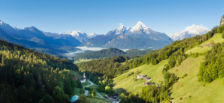 Blick auf die Kirche von Maria Gern mit Watzmann im Berchtesgadener Land