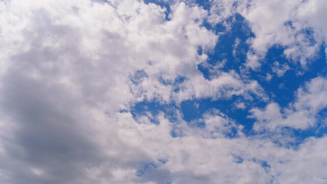【タイムラプス】曇り空から鮮やかな快晴への劇的な変化