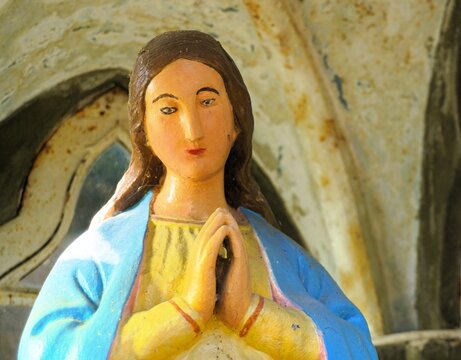Keramik-Statue von heiliger katholischer betenden Maria in Kirche