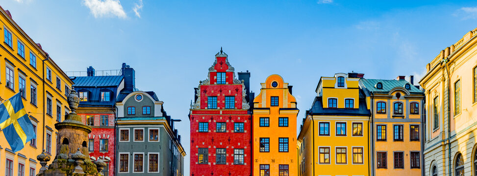 Historische Fassaden in der Altstadt von Stockholm in Schweden