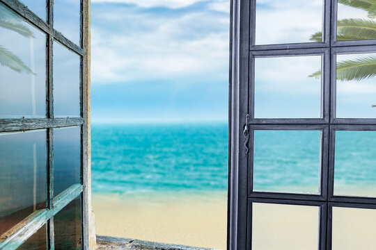 Ausblick aus einem Fenster zum Meersestrand