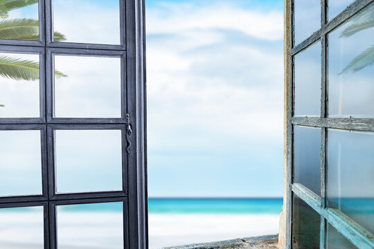 Ausblick aus einem Fenster zum Meersestrand