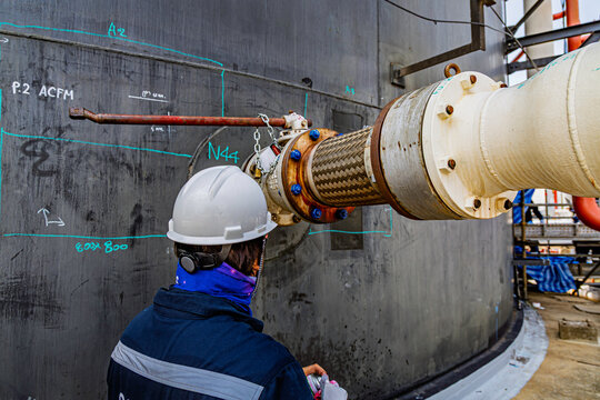 Male worker inspection penetrant weld defect nozzle tank