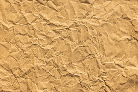 Braunes Packpapier mit Falten