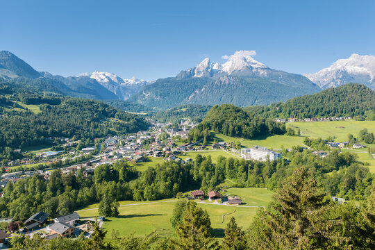 Blick auf Berchtesgaden mit Watzmann im Hintergrund
