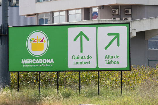 Mercadona billboard directing traffic to quinta do lambert and alta de lisboa