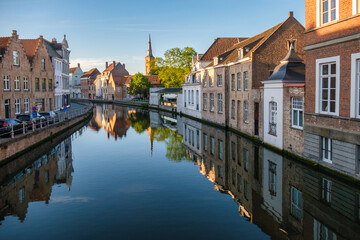 Obraz premium Afternoon view of canals and historic houses in Bruges